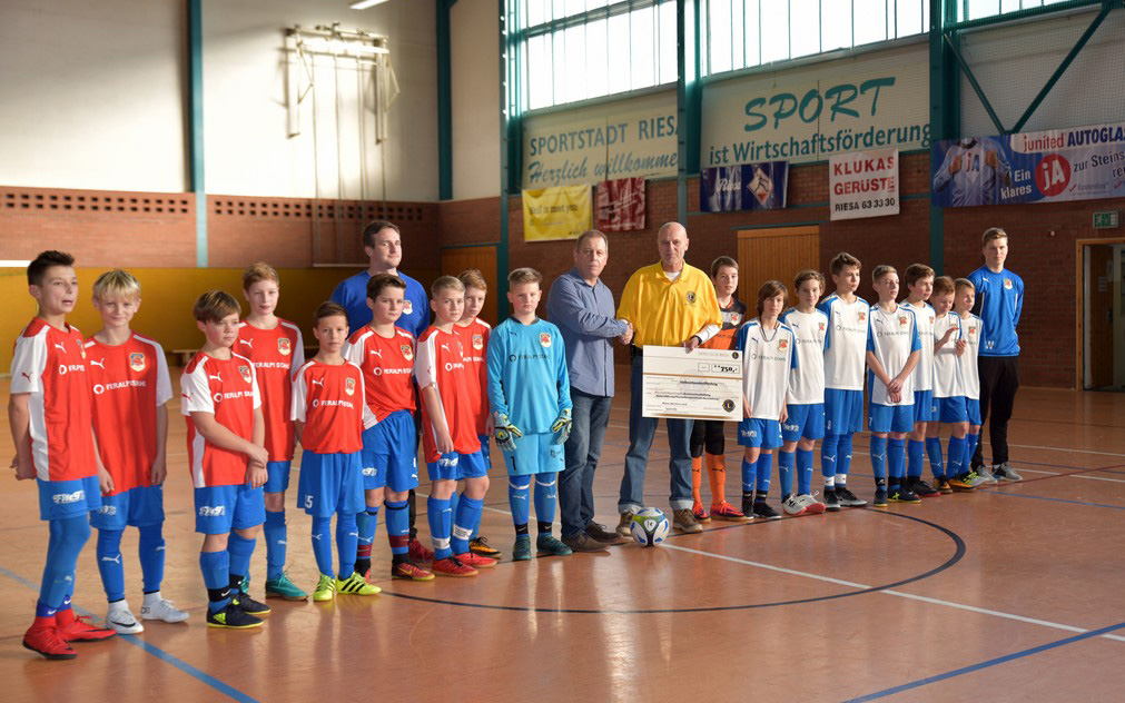 Auch in der Nachwuchsförderung im Sport, unterstützen wir durch eine Spendenübergabe an die Nachwuchsfußballer der BSG Stahl Riesa. Diese großartige Spende soll bei der Anschaffung von physiotherapeutischen Ausstattungen (Gymnastikmatten) mit verwendet werden.