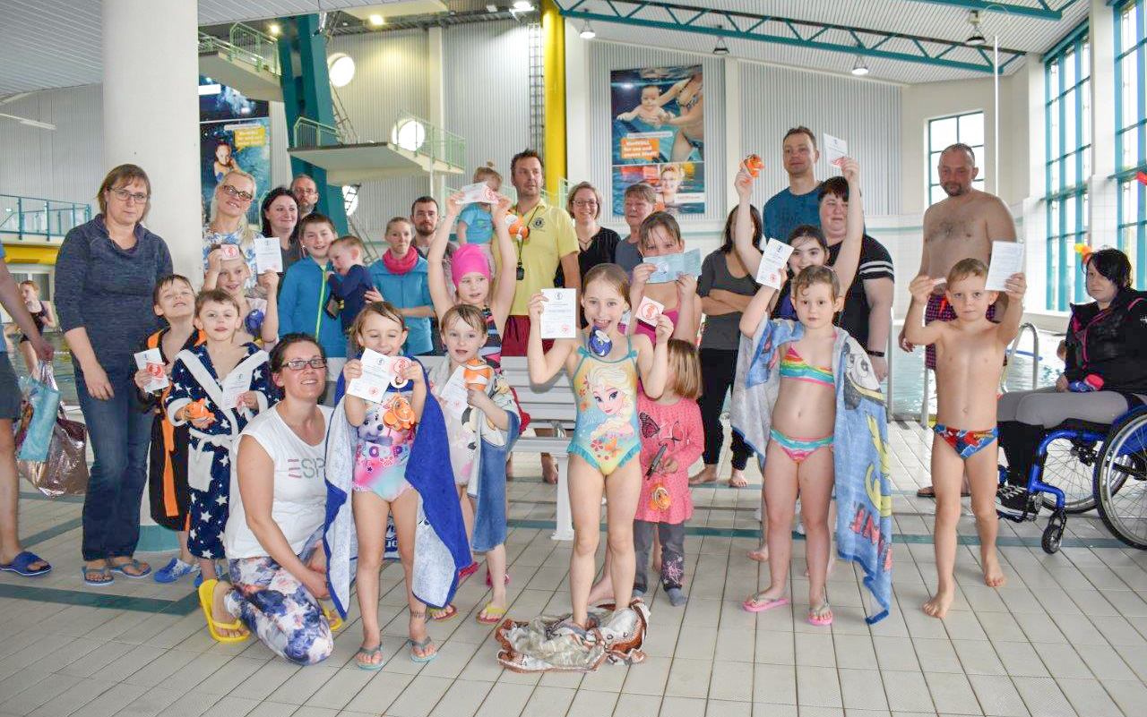 Vom 18.02. – 02.03.2019 organisierte der Lions Club Riesa mit dem Kinderschutzbund Riesa und dem Kinderheim Strehla einen aktiven Ferienschwimmkurs für 12 Kinder. Nach 2 Wochen intensivem täglichen Training unter der Leitung unseres Lions Mitglieds Carsten Haarig war das Ziel die Seepferdchenprüfung zu bestehen und den Grundstein für das Schwimmen zu legen. Trotz der großen Anstrengung gab es auch jede Menge Spaß.